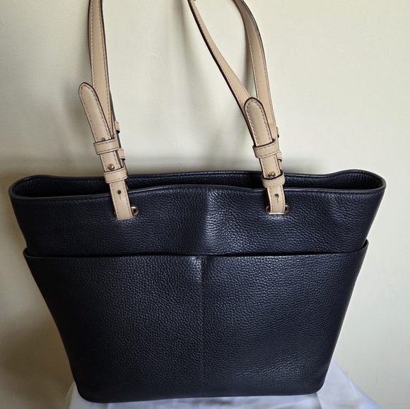 PRE-OWNE MICHAEL KORS NAVY BLUE/ BEIGE LEATHER LARGE WITH POCKETS SHOULDER TOTE - Picture 2 of 5